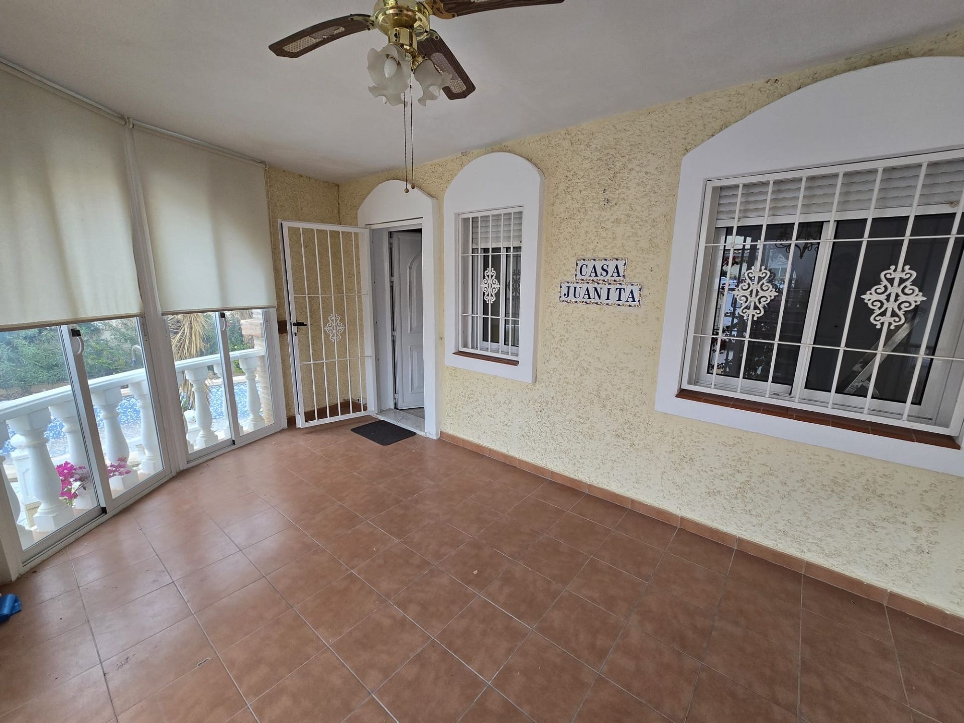 w_whatsapp-image-2025-12-04-at-16.01.03-30-