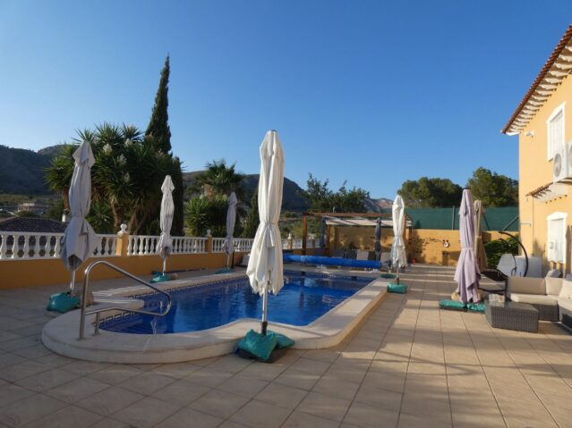 02-zwembad-en-terras-01-639×479