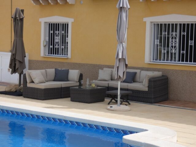 02-zwembad-en-terras-03-639×479