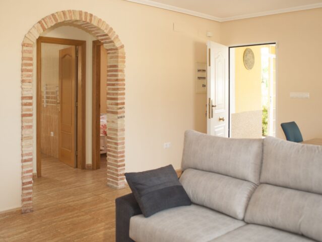 03c-huis-app-onder-huiskamer-met-ingang-en-doorgang-naar-2-slaapkamers-639×479