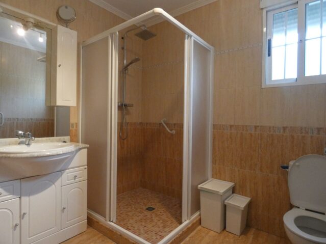 03h-huis-app-onder-badkamer-master-bedroom-en-suite-639×479