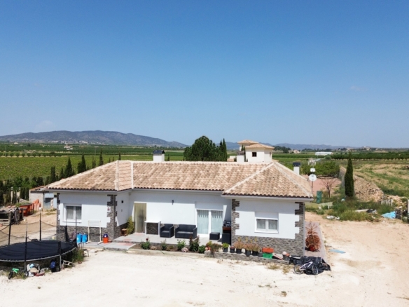 Villa in Pinoso (Alicante)